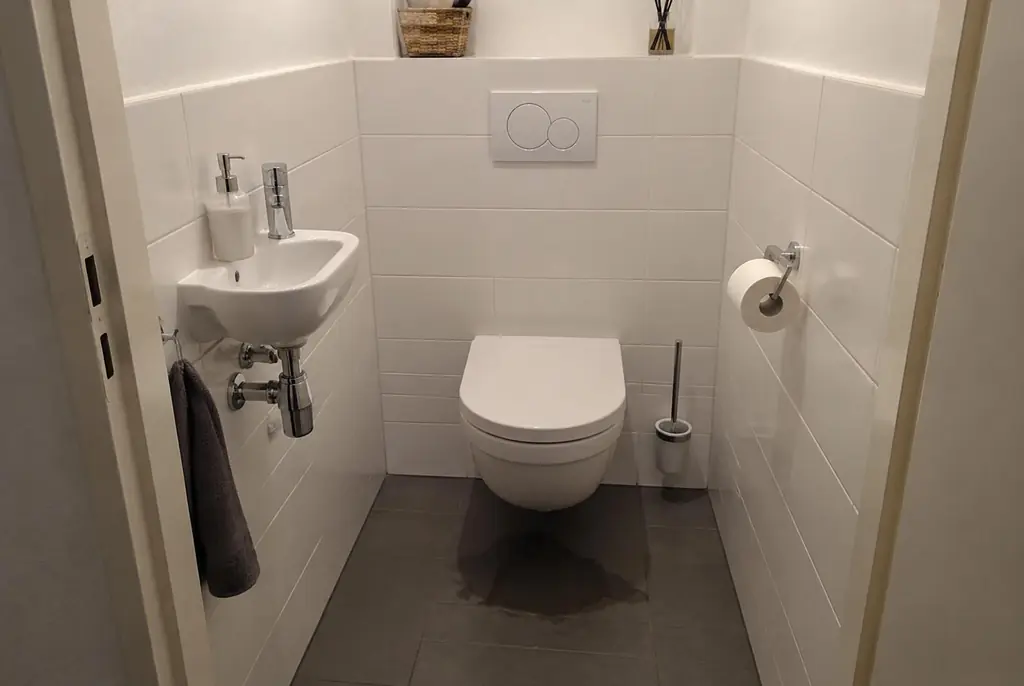 Lekdetectie Bodegraven – natte vloer bij een toilet