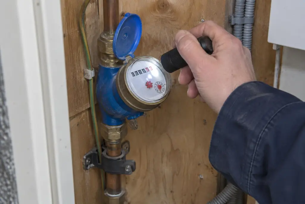 Lekdetectie Bodegraven – watermeter in de meterkast controleren met een zaklamp